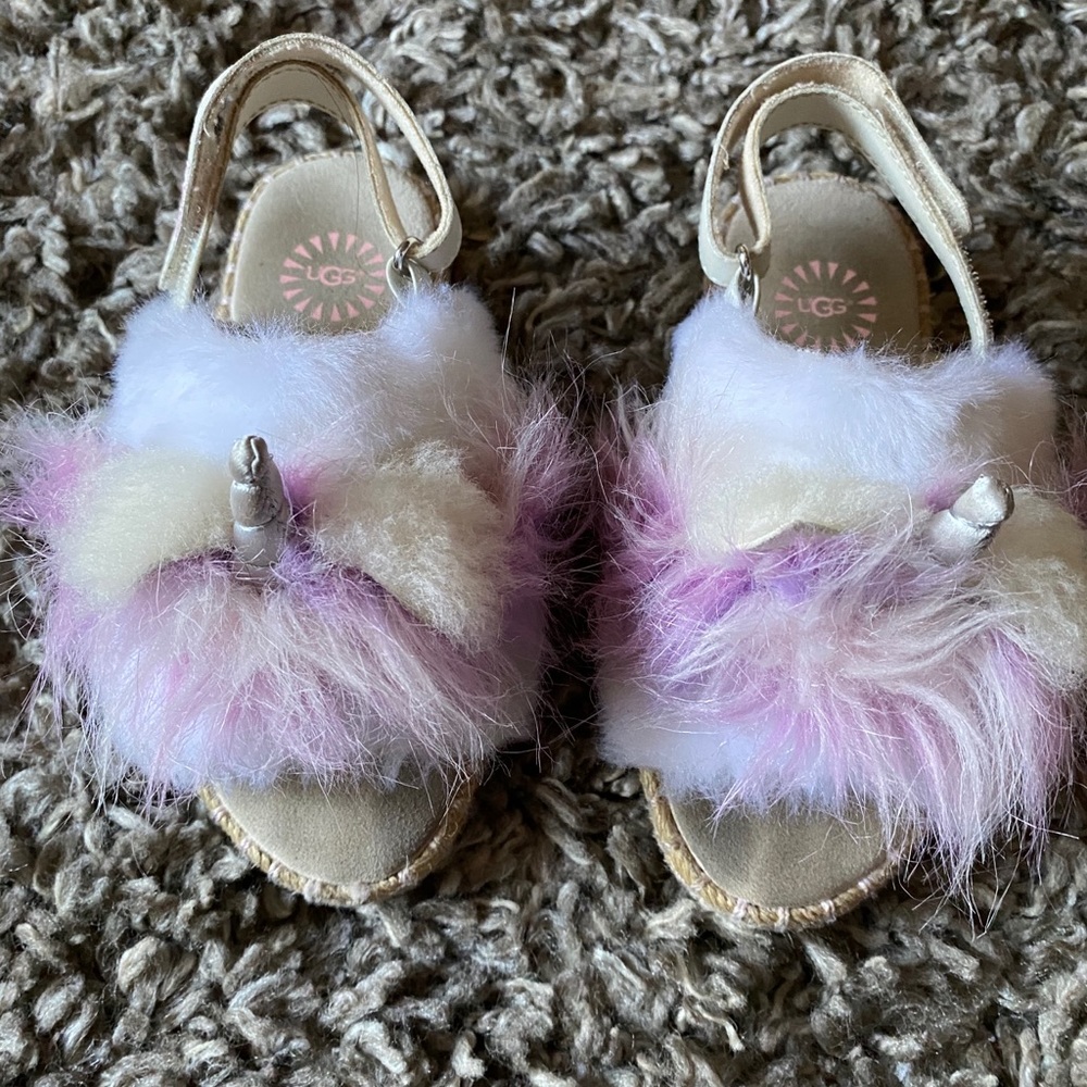 MOVING MUST GO Ugg Unicorn Sandals